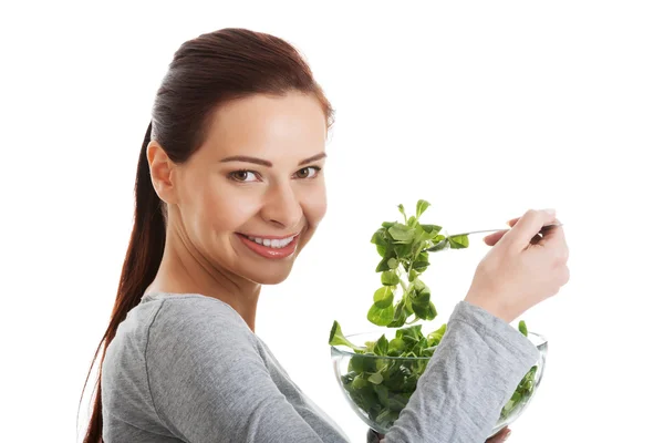 Jovem mulher casual comer alface de cordeiro . — Fotografia de Stock