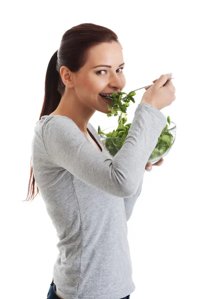 Joven mujer casual comiendo lechuga de cordero . — Foto de Stock