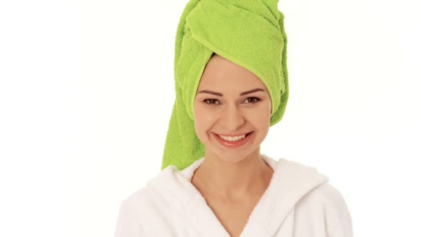 Mulher bonita em turbante e roupão de banho . — Vídeo de Stock