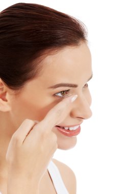 Kontakt lens koyarak genç güzel kadın.