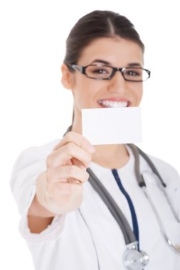 iş kartı tutan genç bir kadın doktor.