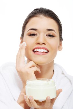 yüz kremi ile bornoz güzel kadın.