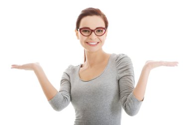 elleri boş kopya alanı ile güzel bir casual kadın.