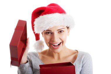 güzel bir kadın santa şapka ve açılış hediyesi.