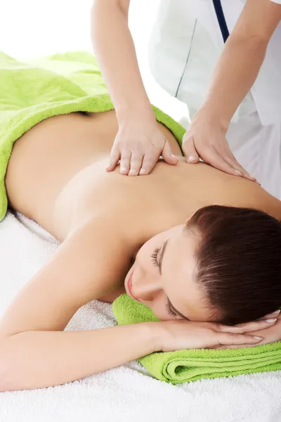 Hermosa mujer acostada en la cama en el salón de spa . — Foto de Stock