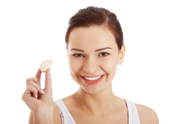 Beautiful woman holding garlic. — Stock Photo, Image