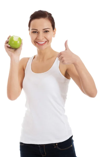 Hermosa mujer sosteniendo una manzana, mostrando OK . —  Fotos de Stock