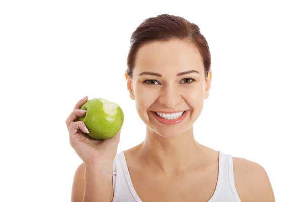 Mooie vrouw eten van een appel. — Stockfoto