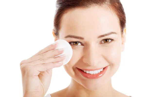 Beautiful woman cleaning her face with cotton pads. — Stock Photo, Image