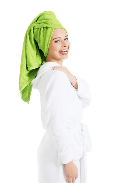 Mooie vrouw in tulband en badjas. — Stockfoto