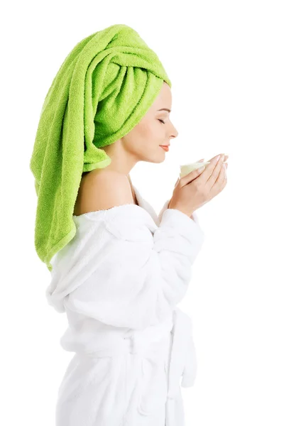 Schöne Frau im Bademantel und Turban. — Stockfoto