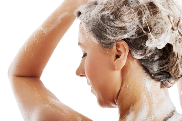 Mulher bonita tomando um banho e shampooing seu cabelo . — Fotografia de Stock