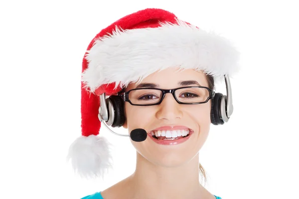 Casual jongedame in Kerstman hoed en, microfoon en hoofdtelefoon. — Stockfoto