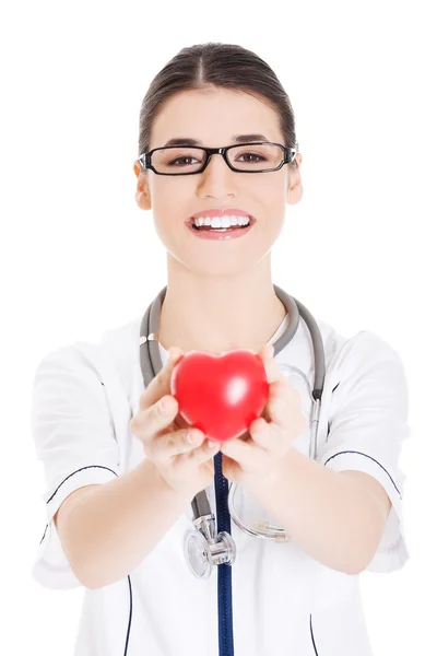 Красивая молодая женщина-врач держит сердце . — стоковое фото