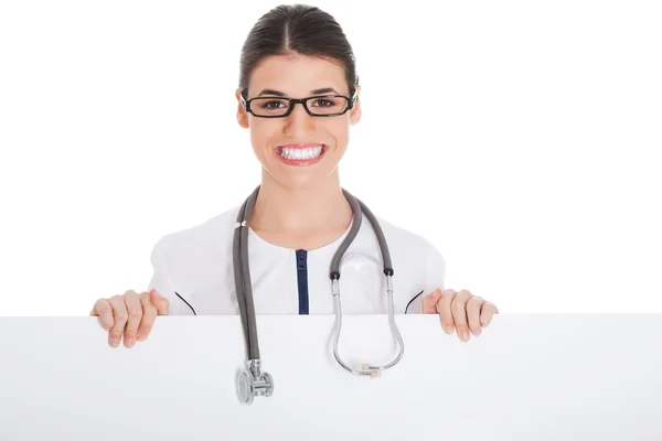 Joven doctora sosteniendo espacio de copia . — Foto de Stock