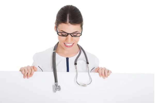 Jovem médico segurando espaço cópia . — Fotografia de Stock