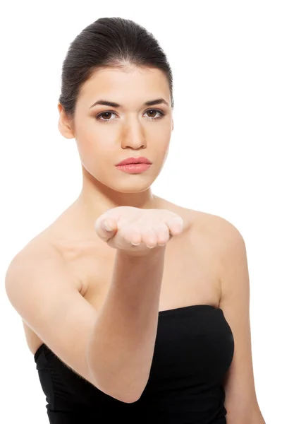 Portret van mooie vrouw in zwarte top. — Stockfoto