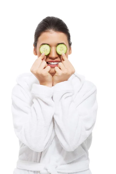 Bela jovem mulher com pepino em olhos . — Fotografia de Stock