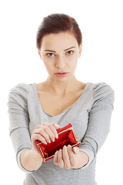 Hermosa mujer casual mostrando su cartera vacía . — Foto de Stock