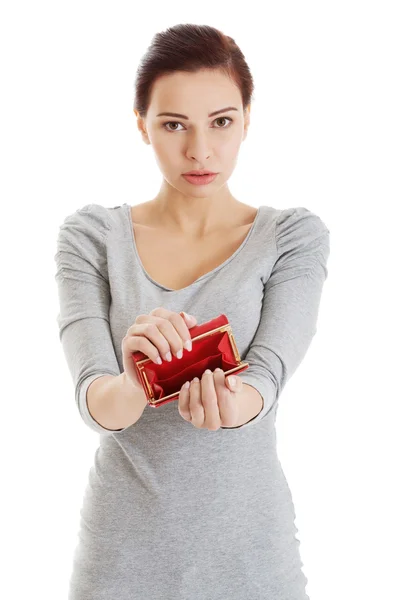 Schöne lässige Frau zeigt ihre leere Brieftasche. — Stockfoto