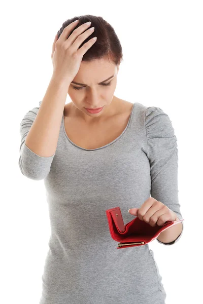 Schöne lässige Frau mit leerem Portemonnaie, besorgt. — Stockfoto