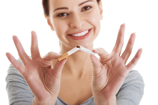 Jovem bela mulher segurando cigarro quebrado . — Fotografia de Stock