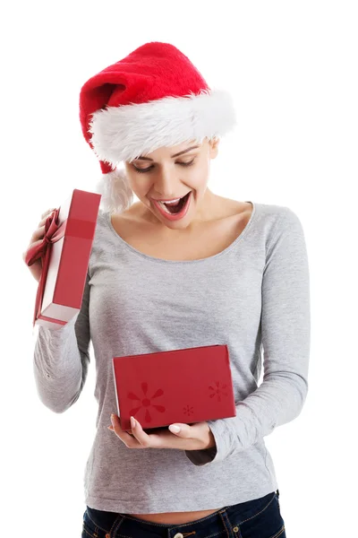 Mooie vrouw in Kerstman hoed en opening aanwezig. — Stockfoto