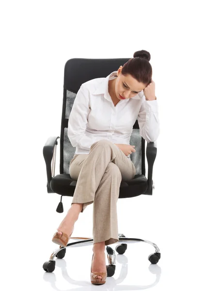 Giovane bella donna d'affari seduta su una sedia . — Foto Stock