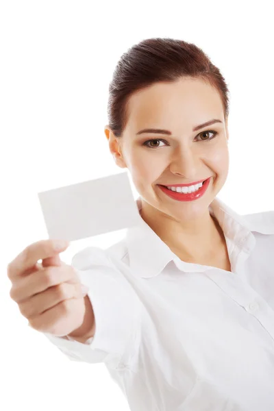 Mulher de negócios bonita segurando cartão pessoal . — Fotografia de Stock