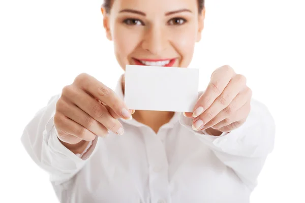 Mooie zakenvrouw houden persoonlijke kaart. — Stockfoto