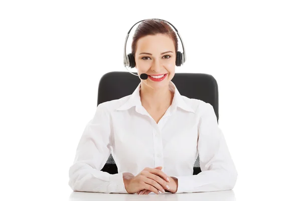 Hermosa mujer sentada con micrófono y auriculares . —  Fotos de Stock