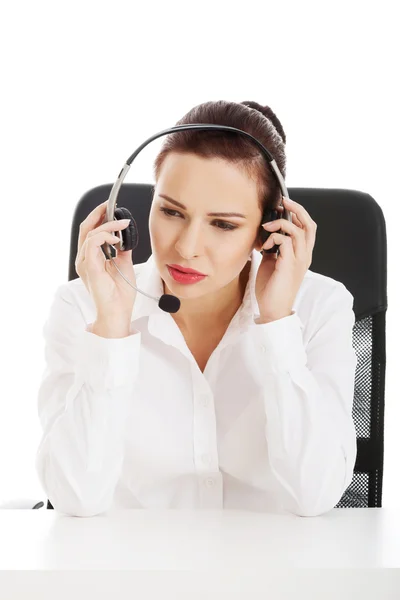 Hermosa mujer sentada con micrófono y auriculares . —  Fotos de Stock