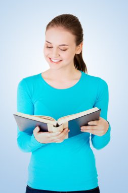 Kitap okuyan genç bir kadın.