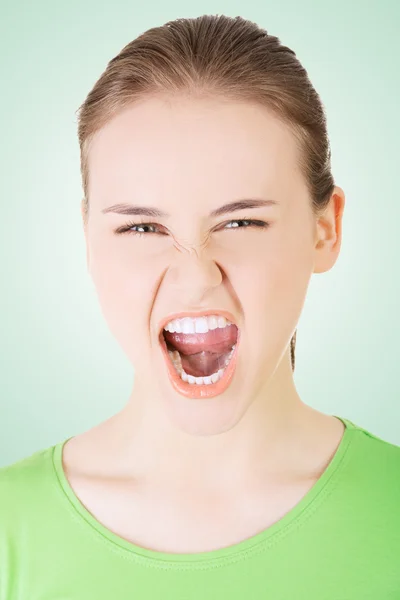 Молодая женщина кричит от гнева — стоковое фото