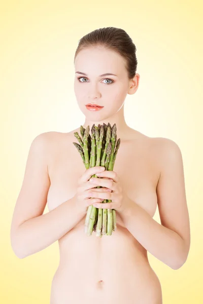 Belle femme en forme avec des asperges — Photo