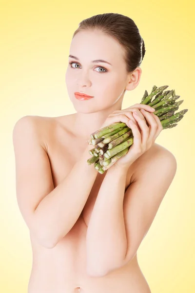 Bella donna in forma con asparagi — Foto Stock