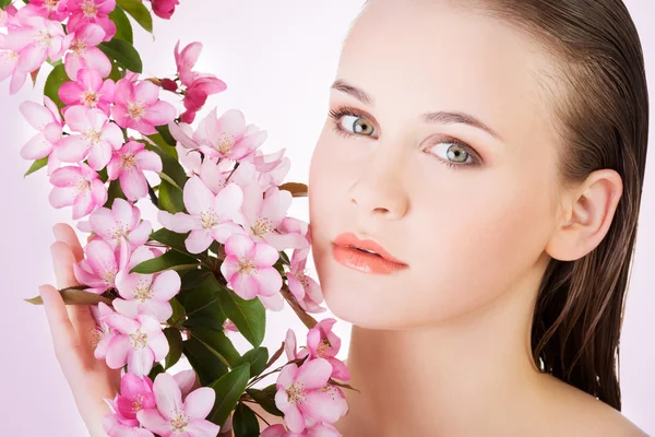 Young beautiful woman with flower. — Stock Photo, Image