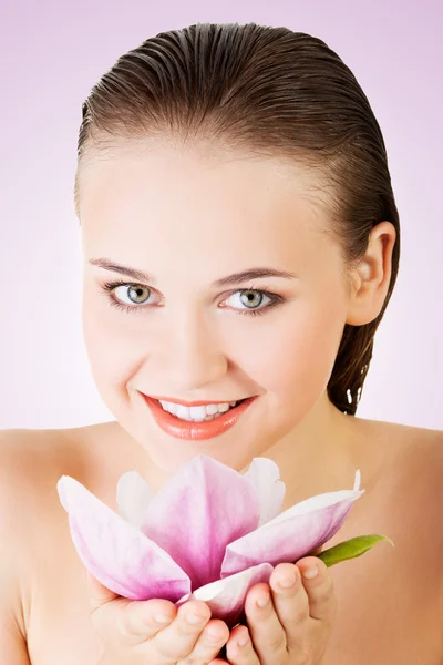 Mladá krásná žena s květinou. — Stock fotografie
