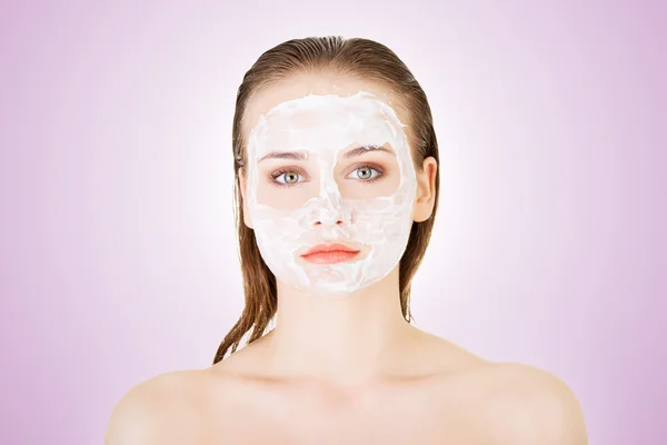 Woman with clay facial mask — Stock Photo, Image