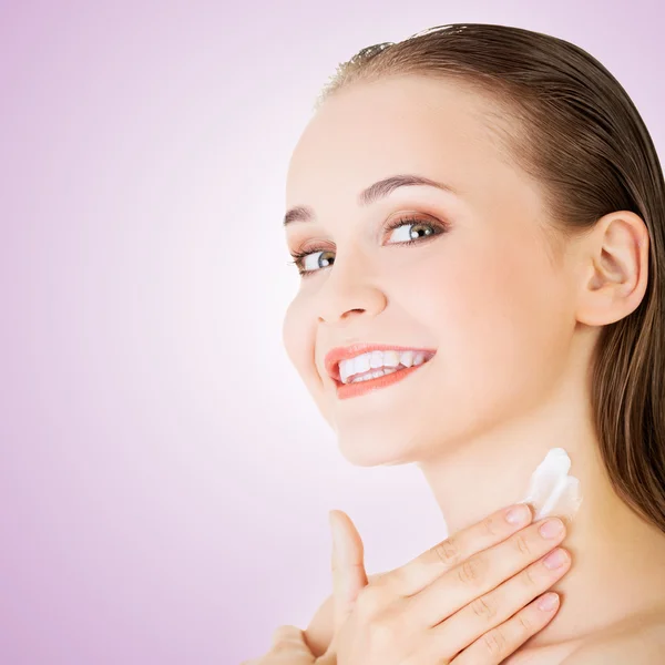 Beautiful woman with healthy skin applying cosmetic cream — Stock Photo, Image