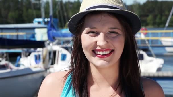 Femme en face du yacht bateau rit . — Video