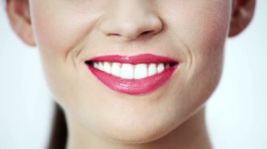 kameraya gülümseyen güzel kadın