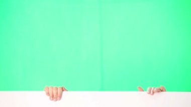 Boş bir tahta ile ayakta bir mayo gülümseyen kadın .