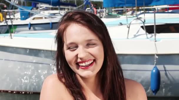 Женщина перед яхтой смеется . — стоковое видео