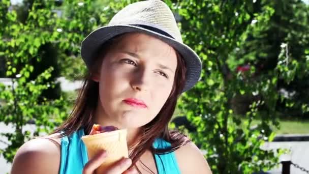 Jovem mulher comer sorvete — Vídeo de Stock