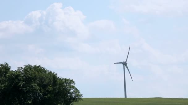 Větrná turbína - zdroj obnovitelné energie — Stock video