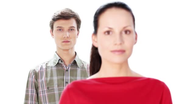 Heureux souriant deux amis ou étudiants. Sur fond blanc . — Video