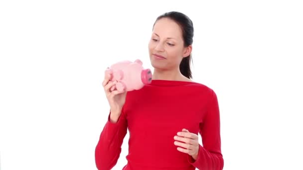 Mooie vrouw met piggy bank. op witte achtergrond. — Stockvideo