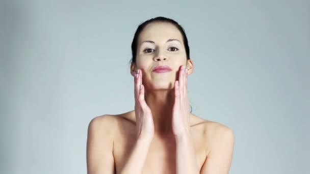 Mulher bonita com pele limpa — Vídeo de Stock