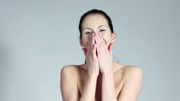 Vacker kvinna med ren hud — Stockvideo